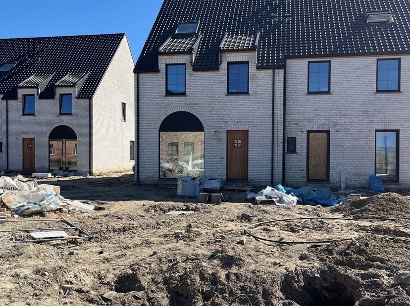 In een rustige straat binnen de groene rand van Merelbeke (Melsen) zitten onze 6 koppelwoningen op ruime percelen momenteel in afwerkingsfase. De laat