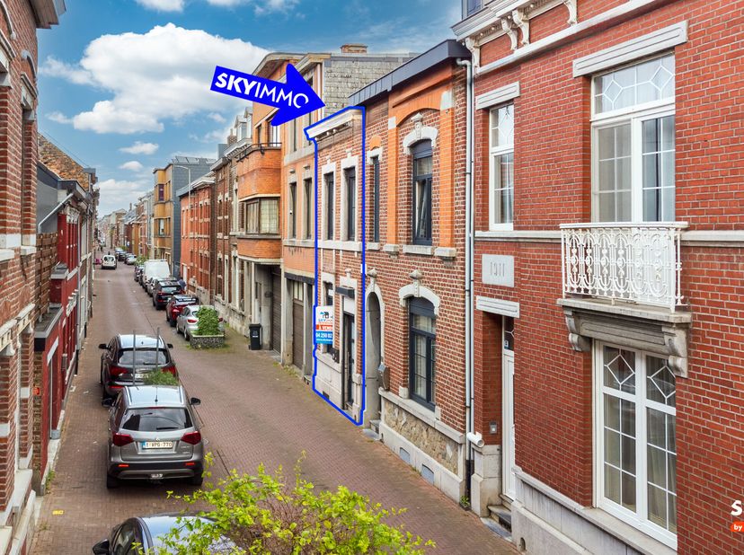 L&#039;agence SKYIMMO est ravie de vous présenter ce bien d&#039;exception, offrant une surface habitable de 100 m² situé à Herstal, se compose comme suit :&lt;br