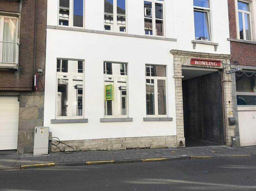 Deze toffe handelsruimte naast de Leuvense Bowling en tegenover het STUK is ideaal als horecabestemming, maar kan gerust ook een andere invulling krij