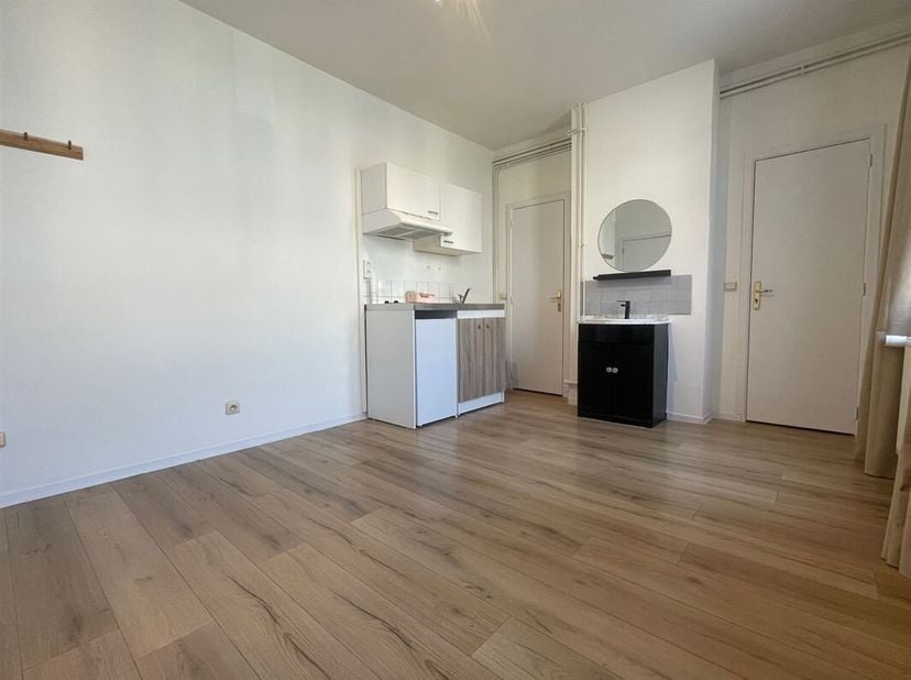Studio proche du centre de Tournai uniquement réservé aux étudiants.&lt;br /&gt;
Le studio se compose d&#039;une pièce de vie avec kitchenette de +/- 15m², d&#039;une