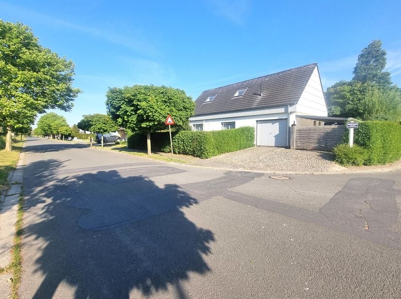 Dans une rue calme et sans issue d&#039;un quartier de villas prisé à Heist, nous trouvons cette villa individuelle sur un grand terrain d&#039;angle orienté su