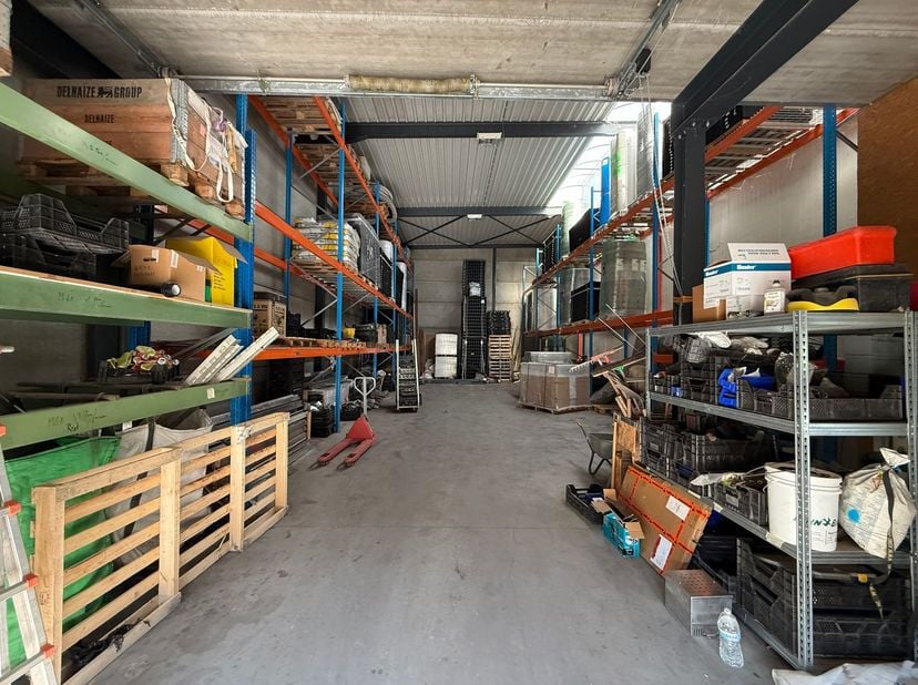 Bedrijfsgebouw gelegen te Evergem van 257 m², op ongeveer 3 km van de R4, waardoor er een vlotte verbinding is naar de E40, E17 en de E34.&lt;br /&gt;
&lt;br /
