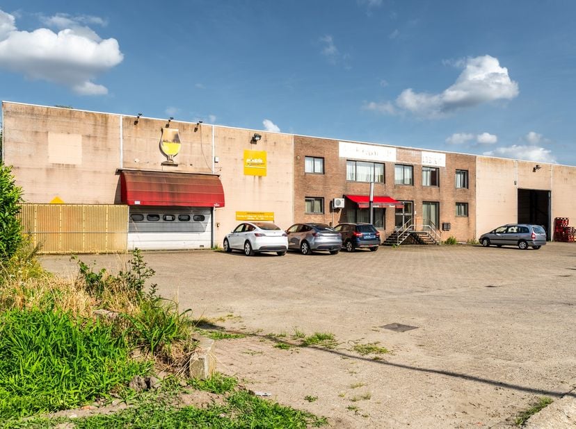 IN OPTIE. Ontdek dit unieke magazijnencomplex aan de Antwerpsesteenweg 325 in Zwijndrecht, perfect gelegen in een industriegebied en nabij invalswegen