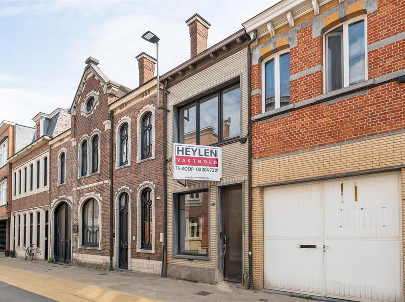 Deze te renoveren stadswoning is gelegen in de Knaptandstraat, een rustige zijstraat op wandelafstand van het centrum van Sint-Niklaas. Dankzij de cen