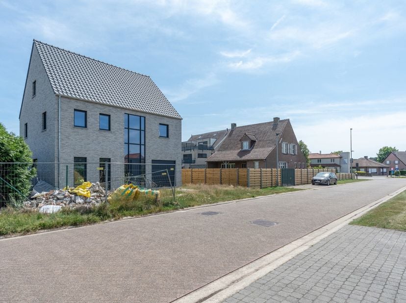 Verder af te werken woning met o.a. 4 slaapkamers, inpandige garage, ...&lt;br /&gt;
Gunstig gelegen in een doodlopende straat in het rustige Poederlee (Lil