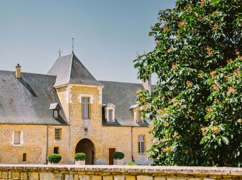 Op 3,8ha, geïsoleerd op het platteland in het land van herten, eiken en zwarte ooievaar, karakteristiek huis gerestaureerd. van de kelder tot de zolde