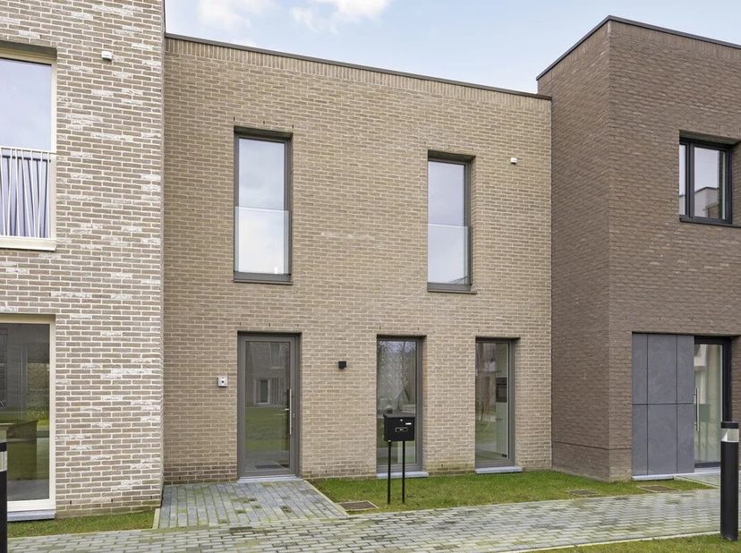 ENERGIEZUINIGE NIEUWBOUWWONING VAN 147M² MET 3 SLPK NABIJ HASSELT CENTRUM&lt;br /&gt;
Centraal gelegen tussen Hasselt en Sint-Lambrechts-Herk vindt u op de