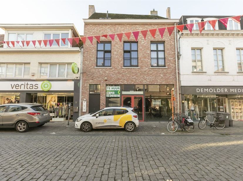 Ruim handelspand in centrum Herentals.&lt;br /&gt;
Ligging: Gelegen in de winkelstraat van Herentals. Alle faciliteiten (winkels, scholen, openbaar vervoer,