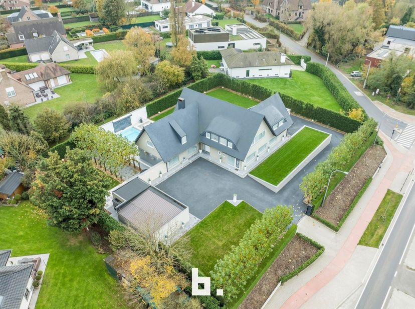 Deze uitzonderlijke villa op een afgesloten domein van 2342 m² combineert luxueus&lt;br /&gt;
wonen met professionele mogelijkheden. Ideaal voor zelfstandig