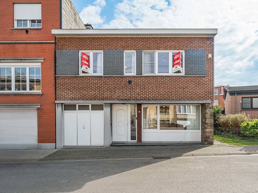Idéalement située, maison 3 façades se composant comme suit :&lt;br /&gt;
Au rez-de-chaussée : un hall d&#039;entrée, un salon, une salle à manger, une cuisine e