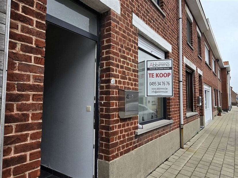 Jolie maison rénovée avec 2 chambres, jardin de ville, sortie de secours et garage !&lt;br /&gt;
Située au centre de Desselgem à 200 m de l&#039;école, des sport