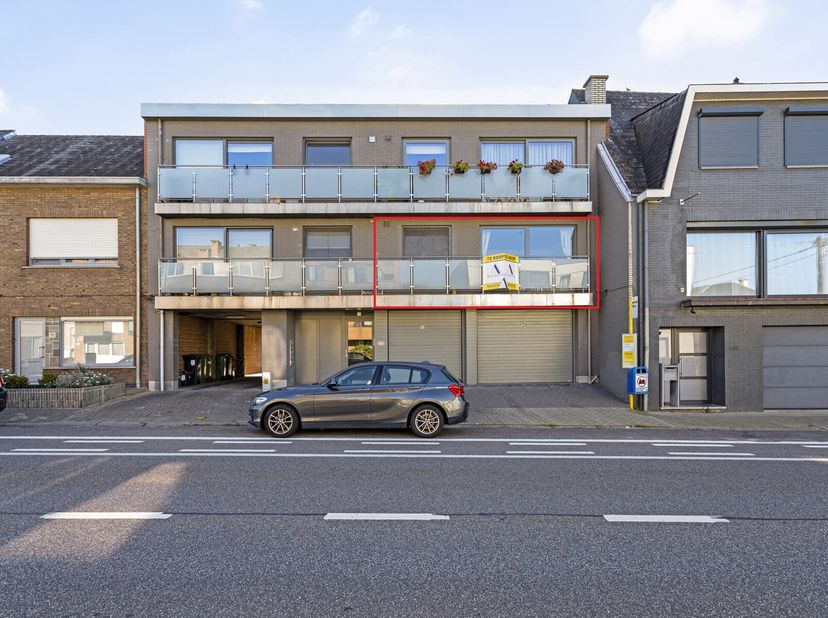 Dit lichtrijk appartement bevindt zich op de 1ste verdieping (geen lift) en heeft met een bewoonbare oppervlakte van 70m² de volgende indeling: inkomh