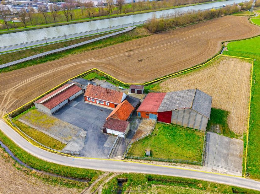 Vlieg mee over het perceel: https://www.youtube.com/embed/Vw6lGiKmZOs&lt;br /&gt;
&lt;br /&gt;
HOEVE / BOERDERIJ / EXCLUSIEVE BOUWKAVEL op een PERCEEL VAN 5504 M²