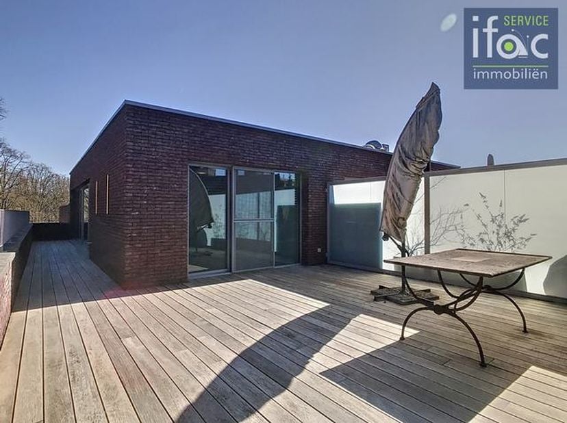 Luxueuze penthouse gebouwd met de beste materialen, 2 slaapkamers, parkeerplaats, kelder, fietsenstalling en prachtig terras gelegen in het hart van O