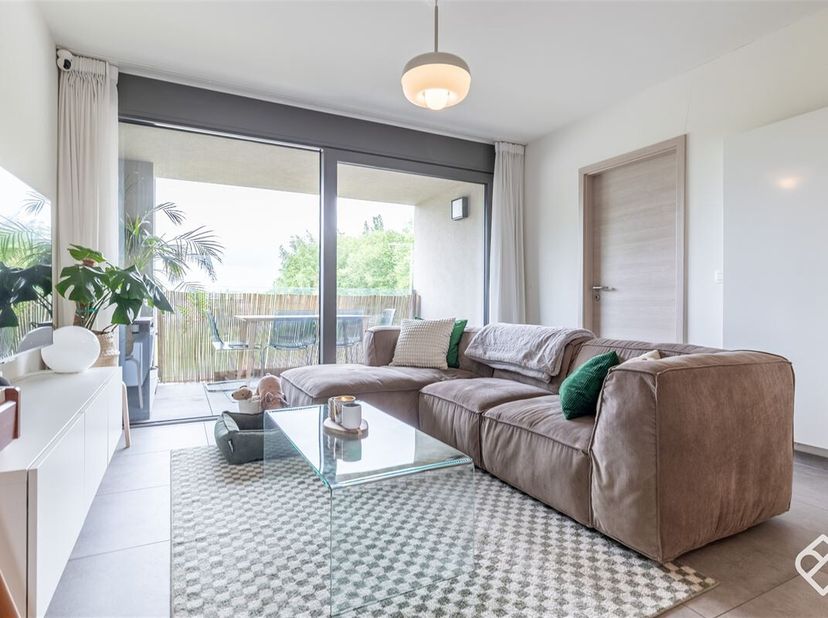 Julietimmo heeft het genoegen u deze moderne, lichte flat voor te stellen, ideaal gelegen in Aarlen, met 71 m² woonoppervlakte. De woning is strategis