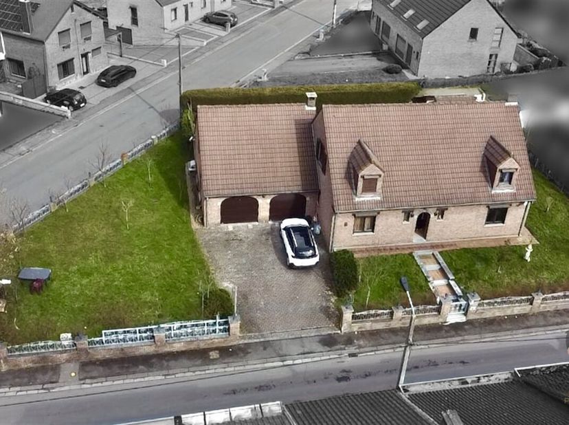 Villa dexception à Châtelineau  4 façades, volumes généreux !&lt;br /&gt;
Située dans un quartier prisé de Châtelineau, cette somptueuse villa 4 façades dép