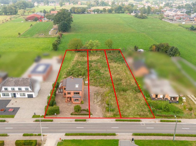 Deze eigendom is voorzien van een woning met vier slaapkamers en twee verkavelde bouwloten voor HOB.&lt;br /&gt;
Ligging: Gelegen in het centrum van klein V
