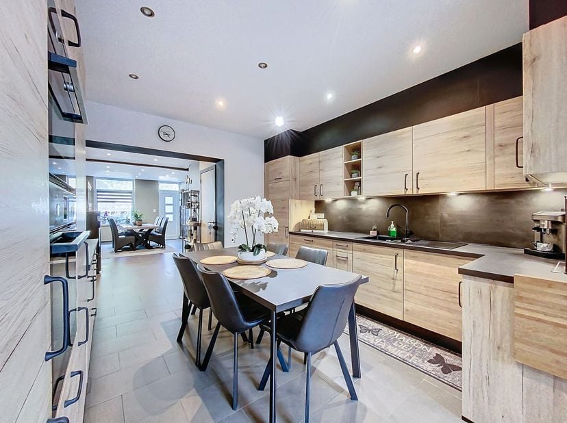 Easyhome vous emmène à Jemelle, visiter cette belle maison 2 façades située dans une rue calme et proche des commodités (Gare, boulangerie, école, ).&lt;