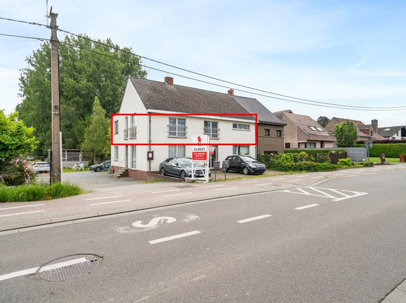 Bent u op zoek naar een waardevolle investering of een ruim appartement voor uzelf? Zoek niet verder! Dit appartement op de eerste verdieping biedt al