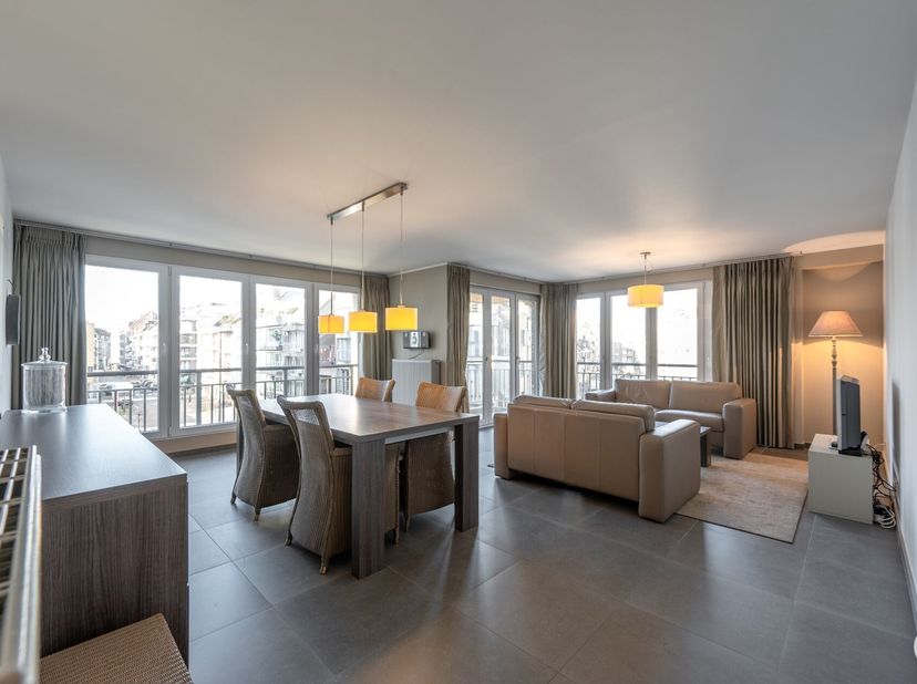 Prachtig HOEKappartement met 2 mooie slaapkamers gelegen op de Zoutelaan te Knokke.&lt;br /&gt;
Indeling: inkom met apart toilet, ruime leefruimte met open