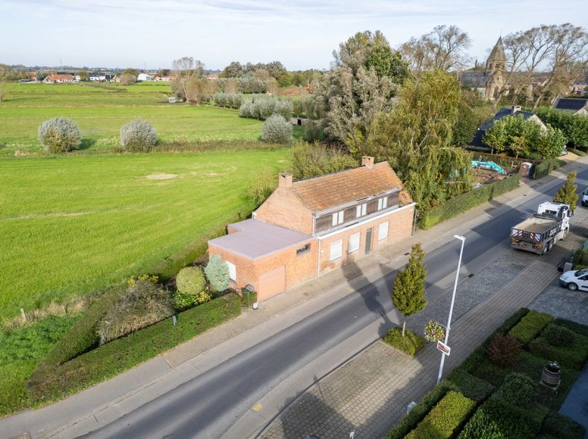 In het rustige en landelijke Werken, een deelgemeente van Kortemark, vinden we deze te renoveren woning met veel potentieel. Met een ruim perceel van