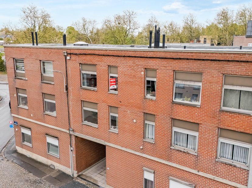Situé à proximité de toutes commodités, au 2ème étage d&#039;un immeuble sans ascenseur, studio de 37 m²composé d&#039;un hall d&#039;entrée, pièce de vie, cuisine e