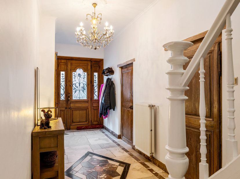 Welkom in deze charmante en verrassend ruime stadswoning, gelegen op een perceel van 317 m² in het hartje van Geel. Deze gezellige woning combineert h