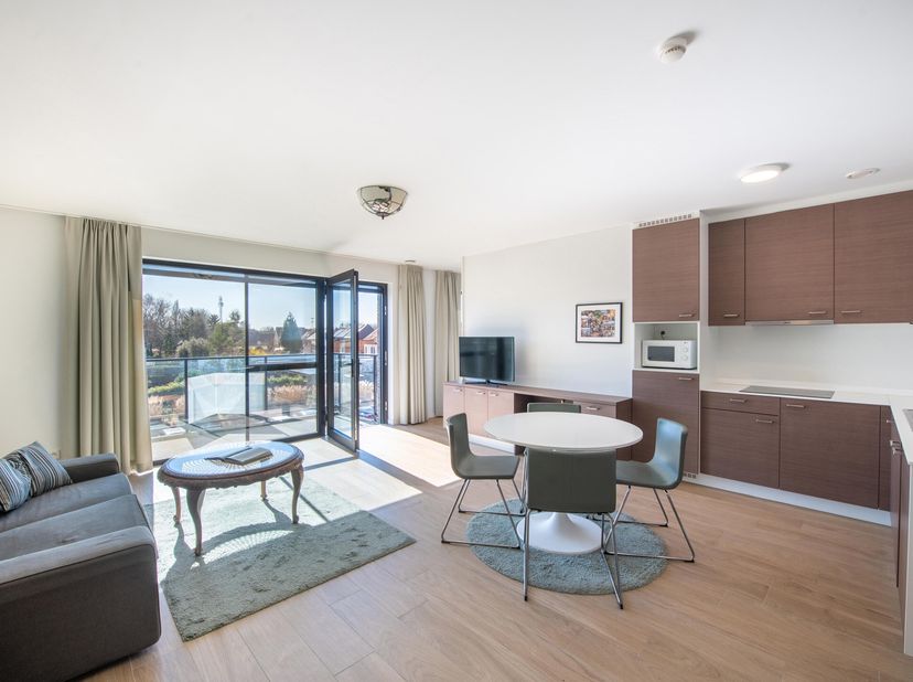 Deze moderne assistentiewoning is gelegen in het rustige Rupelmonde, een ideale locatie voor wie op zoek is naar een comfortabele en zorgeloze leefomg