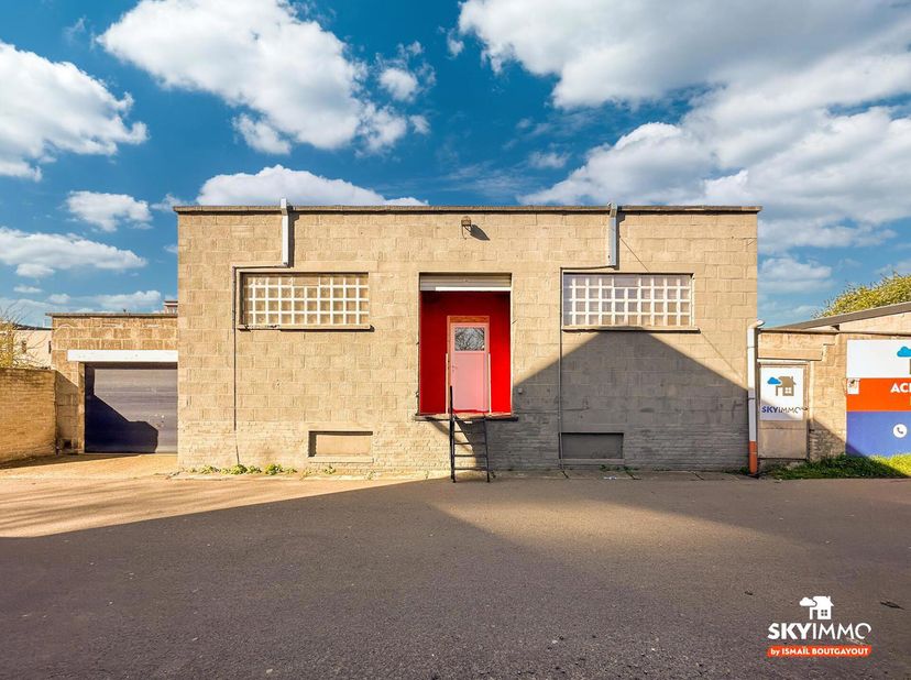 SKYIMMO vous propose cet entrepôt polyvalent de 179 m² situé à Jemeppe, sur une parcelle bien agencée, offrant de nombreuses possibilités dexploitatio