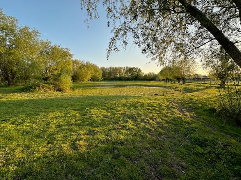 Weide (2 percelen). Nutsvoorzieningen (prijs ovtk): omheining, water en electriciteit, ruime degelijke schuilstal. &lt;br /&gt;
Ook: boomgaard met appel - e