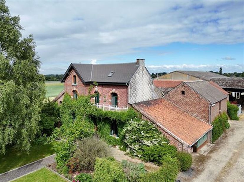 Ancienne ferme, bien implantée à lécart des villages, sur un terrain de 1 ha 26 a avec possibilité dacheter des terres en plus pour une contenance de