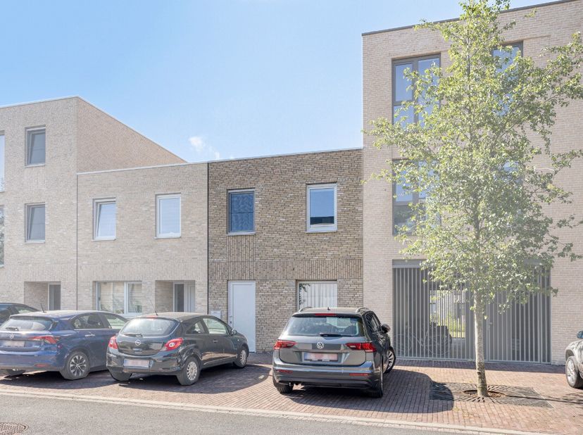 Nieuwbouw woning met 3 slaapkamers te koop in Suikerpark, VeurneDeze aangename woning is gelegen in het rustige en groene Suikerpark, een aantrekkelij