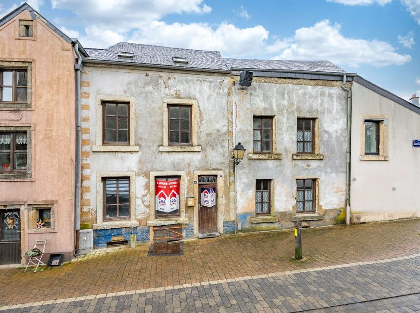 Het bureau ERA B-LUX presenteert met genoegen dit te renoveren huis in het oude Saint-Donat in Aarlen. Ideaal gelegen, dicht bij alle voorzieningen en