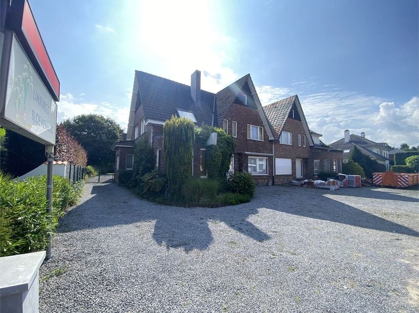 Welkom in deze ruime woning met handelsruimte. Het pand is centraal gelegen met veel passage.&lt;br /&gt;
&lt;br /&gt;
Via de inkom hal komen we binnen in de hand