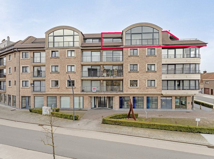 Penthouse de luxe (184 m²) à vendre dans la Capucienenstraat à Ypres. Cet appartement de grande qualité est situé au 4ème étage et bénéficie d&#039;une vue