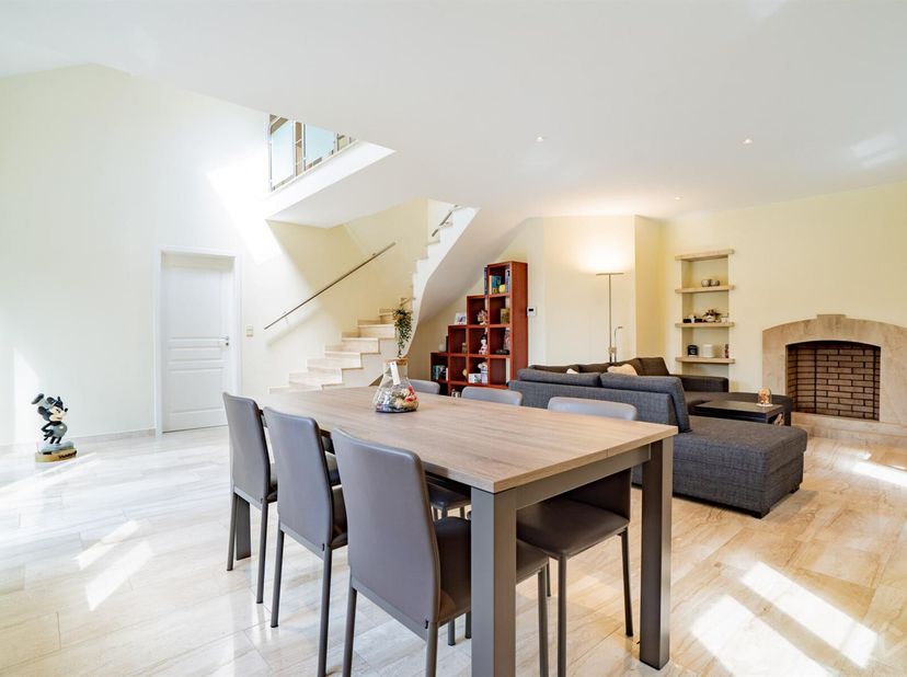 Dans une copropriété de standing, jouxtant le site de l&#039;Abbaye de Saint-Denis, dans un lieu boisé et sécurisé, spacieux appartement-duplex de 177m² co
