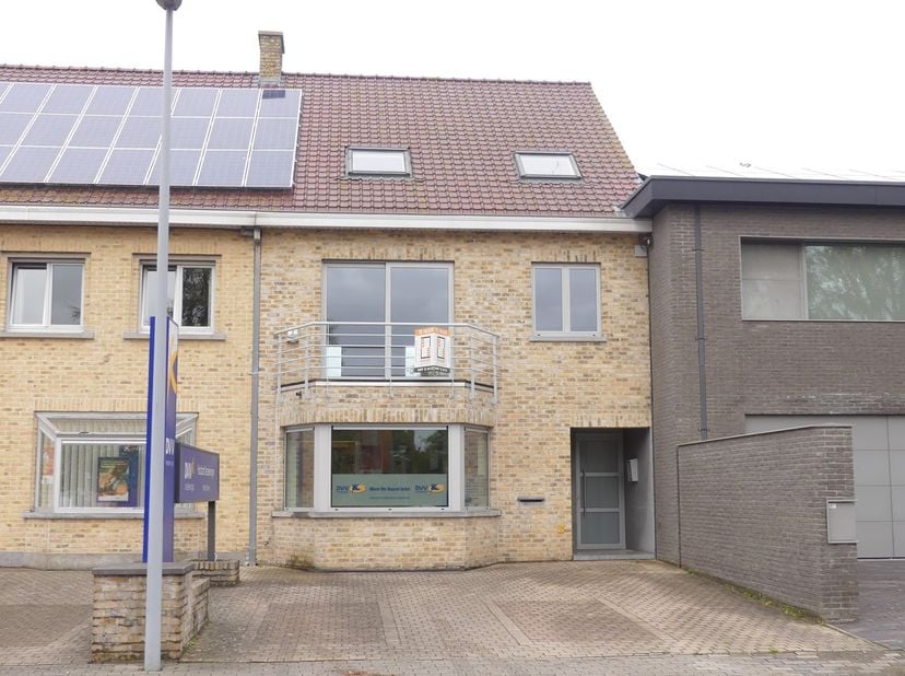 Op een rustige ligging en slechts op enkele minuten van de invalswegen, openbaar vervoer, scholen en winkels treft u deze bel-etage woning.&lt;br /&gt;
&lt;br