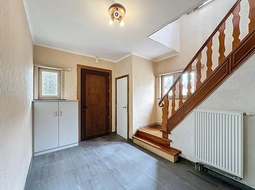 Deze charmante woning is gelegen in Mol-Gompel, een rustige en kindvriendelijke gemeente in Mol op een prachtig perceel van +/- 10 are.&lt;br /&gt;
Op wande