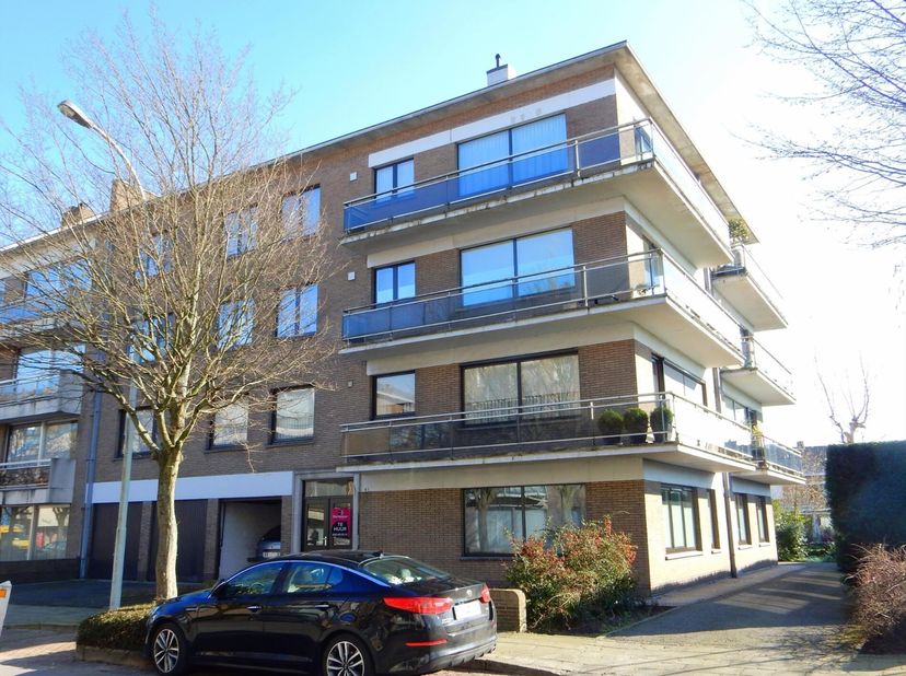 Dit appartement met een oppervlakte van +/- 105m² is mooi vernieuwd en volledig instapklaar!  Het omvat een inkomhal, een ruime lichtrijke woonkamer,