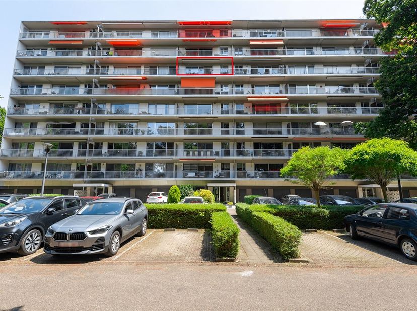 Prachtig instapklaar appartement (112m²), gelegen in een mooi groen domein, voorzien van 3 slaapkamers en 2 grote en zonnige terrassen met open zicht