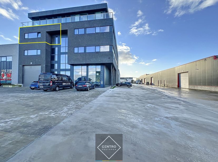 Benaderende OPPERVLAKTEN:&lt;br /&gt;
Constructie - bruikbare oppervlakten&lt;br /&gt;
Kantoor: 208,70 m² &lt;br /&gt;
Parkeerplaatsen: 2 toegewezen + gemeenschappelijk