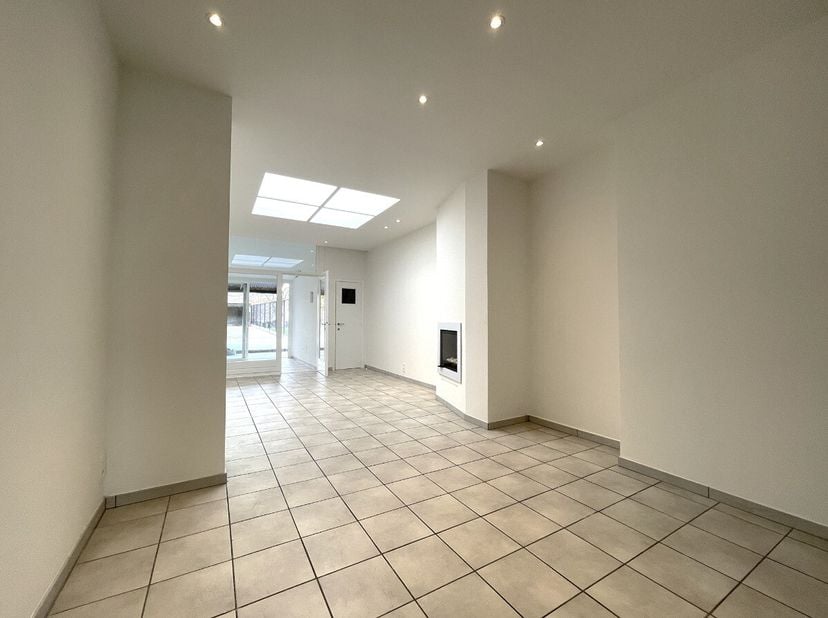 Instapklare woning te huur in Kortrijk Op zoek naar een instapklare woning op een rustige locatie, maar toch vlot bereikbaar? Deze charmante gezinswon