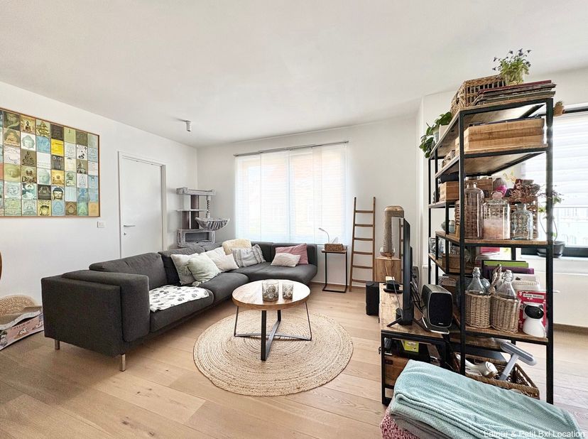 WOLUWE-SAINT-LAMBERT, à proximité du Shopping de Roodebeek et de toutes les commodités. Bel APPARTEMENT (2 ch./1 sdb) de ± 91 m² avec terrasse et empl