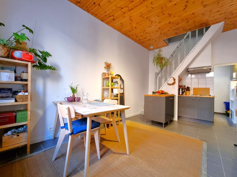 Deze gezellige hoekwoning verkeert in uitstekende staat, telt 2 ruime slaapkamers en ligt op wandel- en fietsafstand van het Gentse stadcentrum. Op de