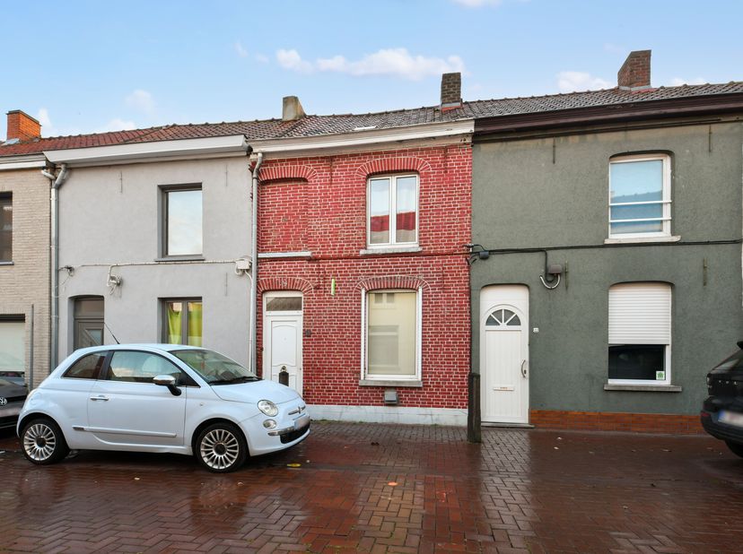 Woning in de rij klaar om te bewonen zoekt nieuwe eigenaars!&lt;br /&gt;
Indeling:&lt;br /&gt;
*Gelijkvloers: inkomhal, leefruimte, keuken, badkamer met toilet en