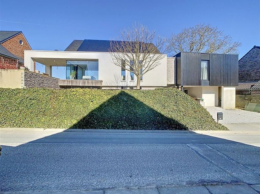 Moderne open bebouwing met terrassen, tuin en carport gelegen te Noduwez, Rue de Piétrain 45. Totaal perceel oppervlakte van 6a 56ca.&lt;br /&gt;
Deze wonin