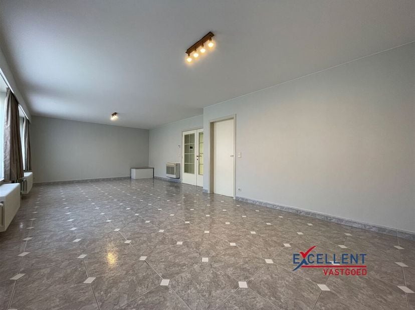 Ontdek dit ruime appartement in het hart van Deinze, met een bewoonbare oppervlakte van maar liefst 129m²! &lt;br /&gt;
De lichte en ruime woonkamer biedt v