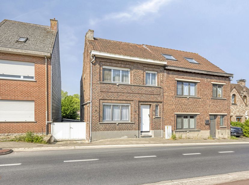 Située dans un endroit central et calme à Asse, cette maison jumelée à rénover offre de nombreuses opportunités pour ceux qui recherchent une propriét