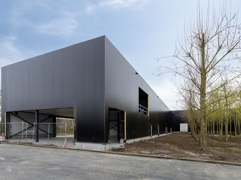 Vous recherchez un espace moderne et fonctionnel pour votre entreprise? Ce nouveau projet de construction offre une occasion unique de travailler dans