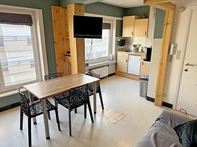 De studio is gelegen op de derde verdieping van een rustige residentie en bevindt zich op  50 meter van het strand en op wandelafstand van het centrum